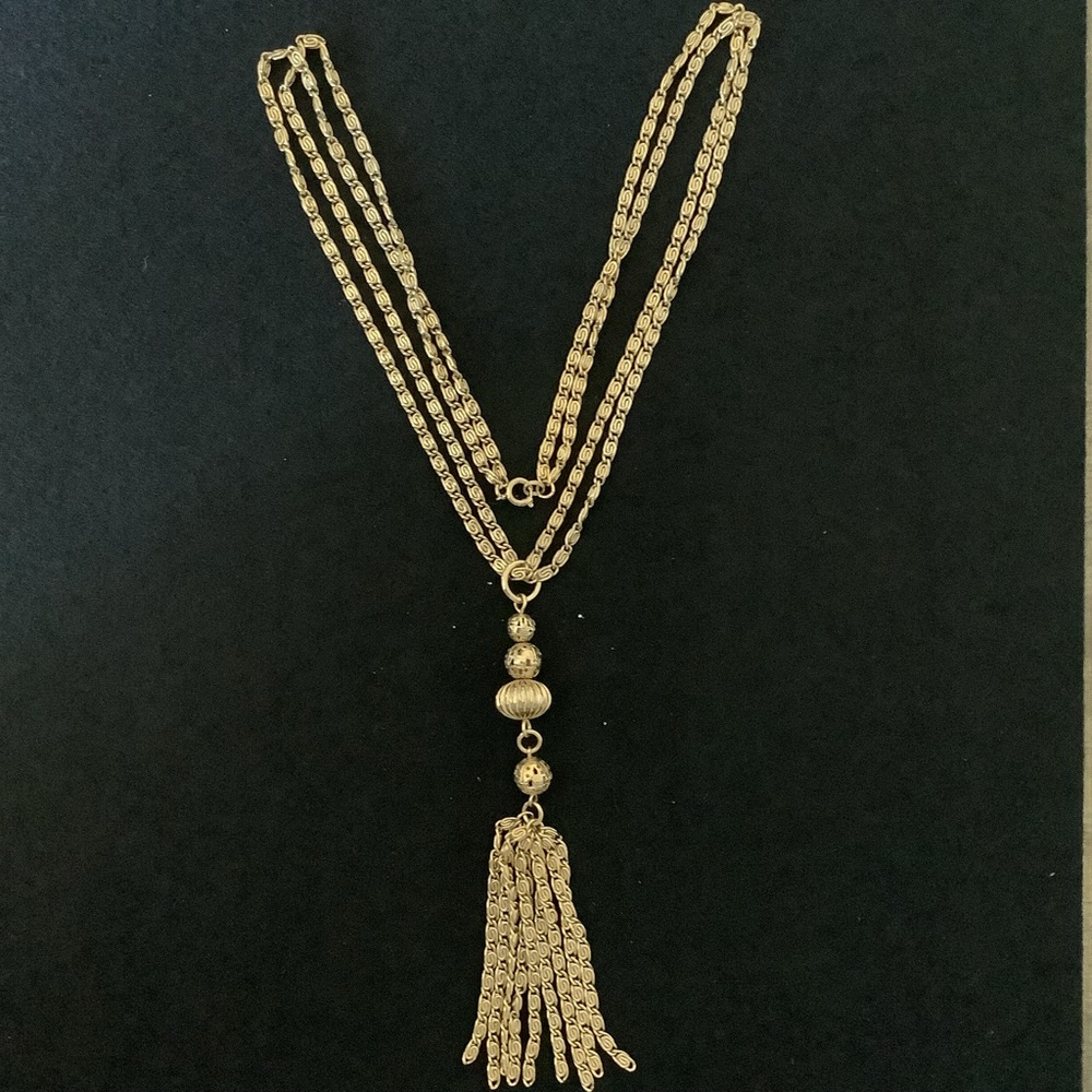 Vintage gold tone pendant necklace.